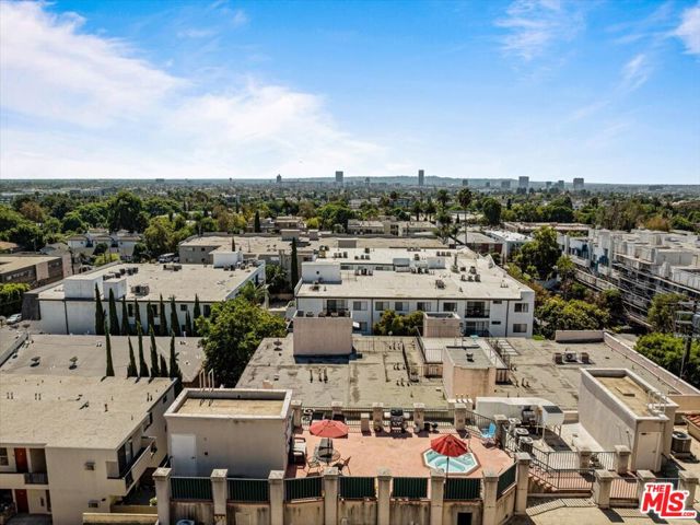 1342 N Sierra Bonita Avenue, West Hollywood CA: https://media.crmls.org/mediaz/49921773-8fca-4d3f-92ea-b801fcfb1096.jpg