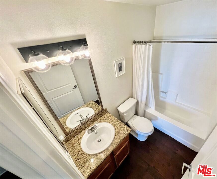https://media.crmls.org/mediaz/49922615-8bd9-4cc0-ba99-f49db1fcc679.jpg?preset=X-Large