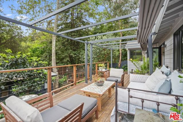 19817 Montau Drive, Topanga CA: https://media.crmls.org/mediaz/4992e8f0-e15d-46c9-af71-45093d7bbd5c.jpg