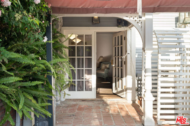 2020 Coldwater Canyon Drive, Beverly Hills CA: https://media.crmls.org/mediaz/49937ef7-aefa-4aaf-a94c-f4918c364b4c.jpg
