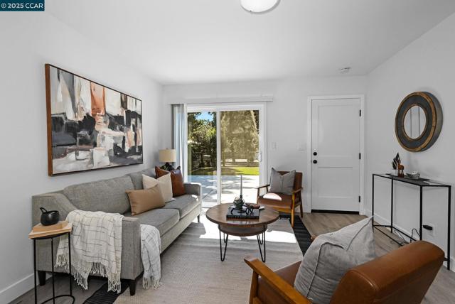 1933 Oak Park Blvd, Pleasant Hill CA: https://media.crmls.org/mediaz/499387bc-6fb6-462f-af24-ee4c5ca4bec1.jpg