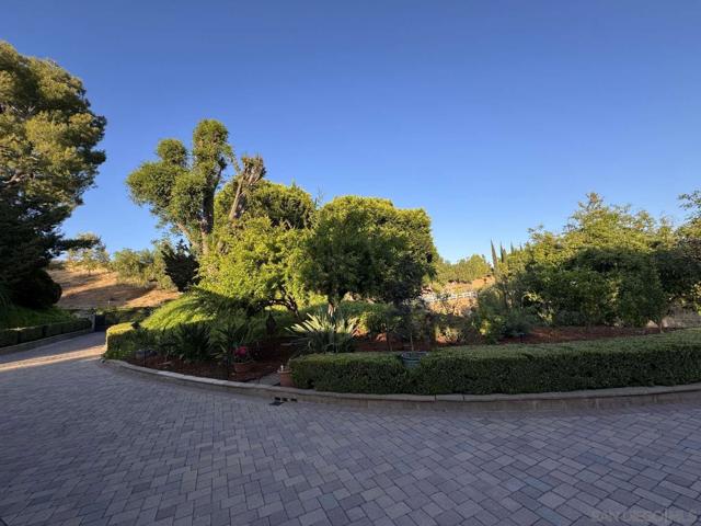 5553 Scenic View Dr, Yorba Linda CA: https://media.crmls.org/mediaz/4995a9ea-22c2-497f-826c-eab4ee48829d.jpg