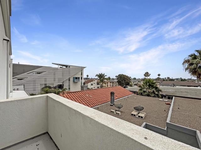 3047 North Park Way, San Diego CA: https://media.crmls.org/mediaz/4995cb0a-9090-4701-b4a2-dab439696194.jpg