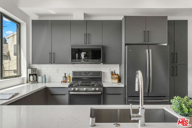 3724 1/2 Vinton Avenue, Los Angeles CA: https://media.crmls.org/mediaz/4995e982-f5eb-4e26-a638-3d2f3090ca72.jpg