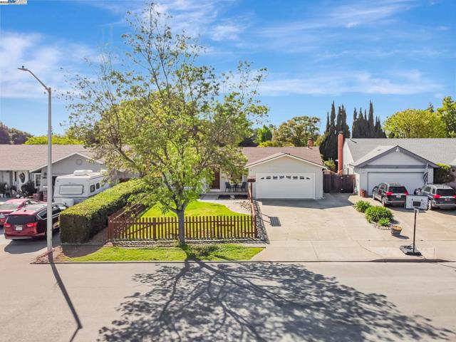 36339 Beech Pl, Newark CA: https://media.crmls.org/mediaz/49967026-ac59-4682-82ee-c786605a35b5.jpg