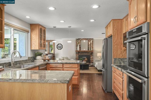 940 Lexington Pl, San Ramon CA: https://media.crmls.org/mediaz/4996b27d-bacc-4c4f-b7aa-8e14bb1e7309.jpg