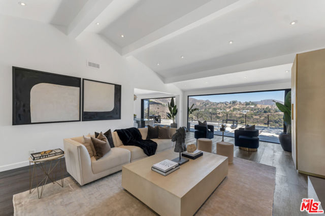 2960 LAKERIDGE Drive, Los Angeles CA: https://media.crmls.org/mediaz/4996b7e0-8892-485b-8c28-98d95c699478.jpg