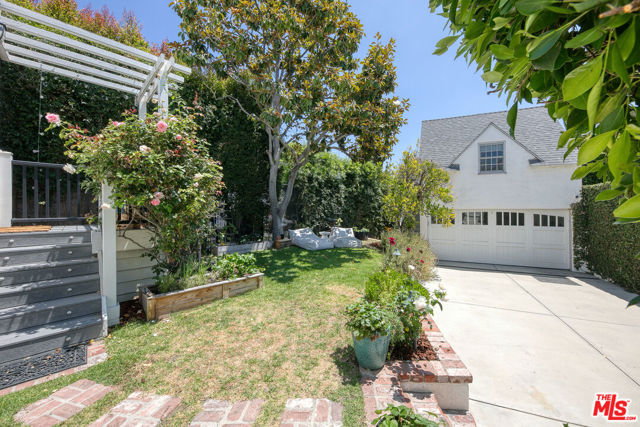 10736 Le Conte Avenue, Los Angeles CA: https://media.crmls.org/mediaz/499725fe-780d-4293-bbd5-8e788595b2ed.jpg