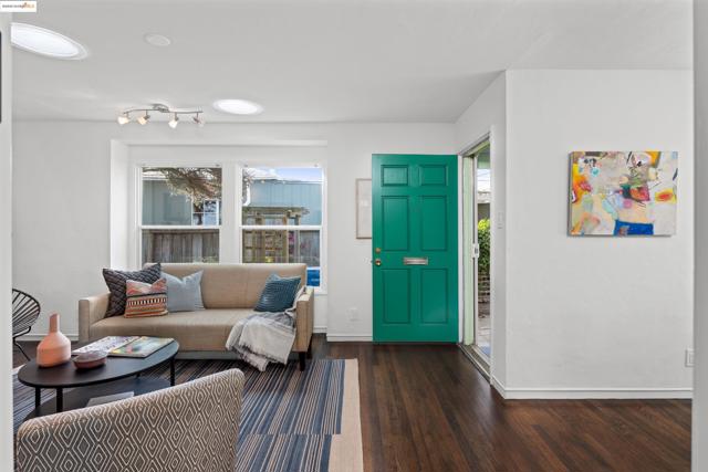 209 Behrens St, El Cerrito CA: https://media.crmls.org/mediaz/4997a08d-42b4-422a-8ca1-00954758a375.jpg
