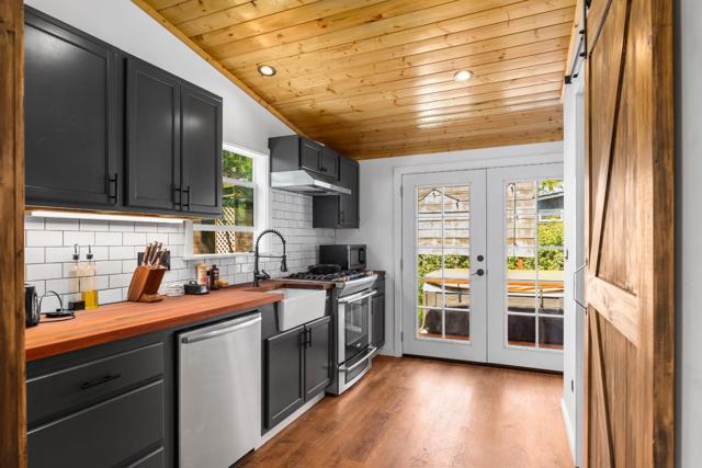 1124 Laurel Street, Santa Cruz CA: https://media.crmls.org/mediaz/4997ccc6-cd07-4ffc-876f-444856049022.jpg