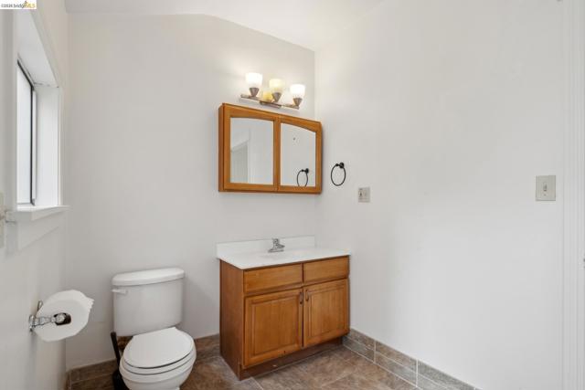 1718 Bancroft Way, Berkeley CA: https://media.crmls.org/mediaz/4998c0e2-f5b6-429a-8283-c69b071a4f4f.jpg