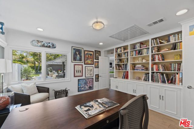 207 10th Street, Santa Monica CA: https://media.crmls.org/mediaz/4998de49-64c7-493f-9d38-3ecd129b5517.jpg