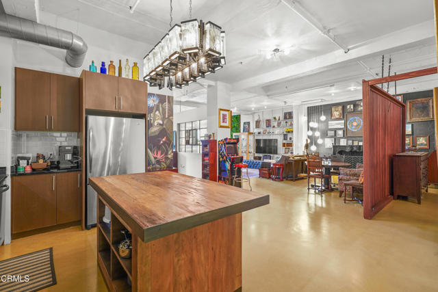 849 S Broadway, Los Angeles CA: https://media.crmls.org/mediaz/49990f99-cc16-49af-82a0-5f7793de8ba5.jpg