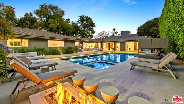 602 N Whittier Drive, Beverly Hills CA: https://media.crmls.org/mediaz/499a1afd-7afc-4cdd-b3d0-416658e7f700.jpg