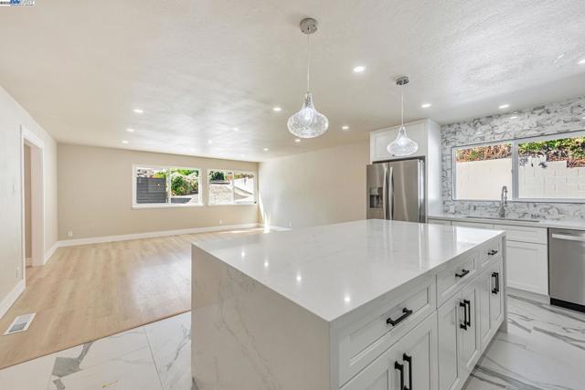 10745 Ridgeview Way, San Jose CA: https://media.crmls.org/mediaz/499a2214-7b83-418c-81bb-7cb90dec4474.jpg