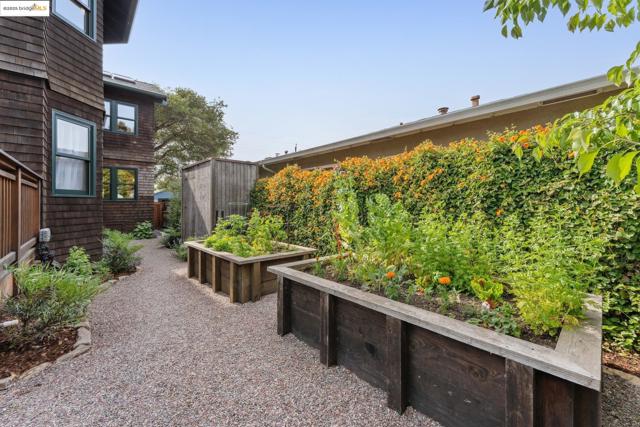 817 Curtis St, Albany CA: https://media.crmls.org/mediaz/499ab3ba-cebe-4110-ba03-6df01c860d5e.jpg