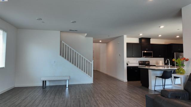 17516 Gemini Ct, Lathrop CA: https://media.crmls.org/mediaz/499c57eb-6971-4041-8298-6d2b8e1a70c9.jpg