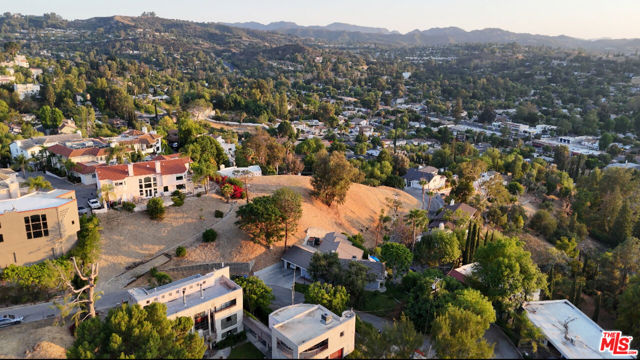 5015 Calatrana Drive, Woodland Hills CA: https://media.crmls.org/mediaz/499d2e0c-7f7e-47d2-814d-d6b146b2eaa2.jpg