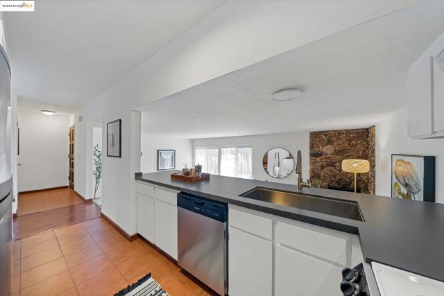 3501 35Th Ave, Oakland CA: https://media.crmls.org/mediaz/499d4feb-94b2-43ce-a77b-b8ccce033011.jpg