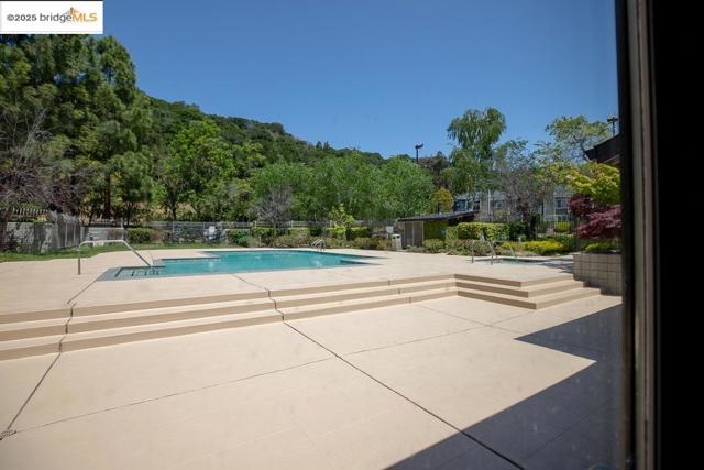 520 Canyon Oaks, Oakland CA: https://media.crmls.org/mediaz/499dd314-d328-4590-aa8b-9a7deefa9462.jpg