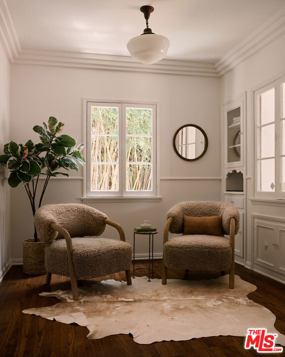 6401 San Vicente Boulevard, Los Angeles CA: https://media.crmls.org/mediaz/499e5a47-5b88-4411-b9c0-f14d6caca3c0.jpg