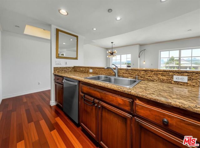 4832 Whitsett Avenue, 202 photo 6