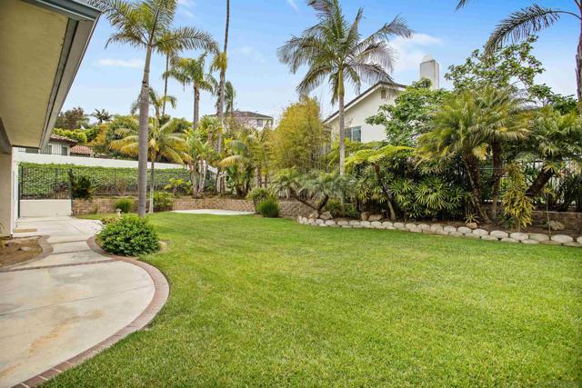 6823 Corintia St, Carlsbad CA: https://media.crmls.org/mediaz/499ea035-d3b9-4f4b-b3d5-bdea1b5f1e28.jpg