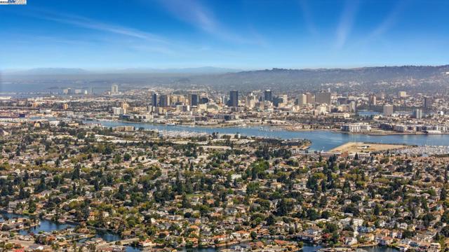 420 Camden Rd, Alameda CA: https://media.crmls.org/mediaz/499ec502-5fe7-4409-bb0f-4a49d3c48bff.jpg