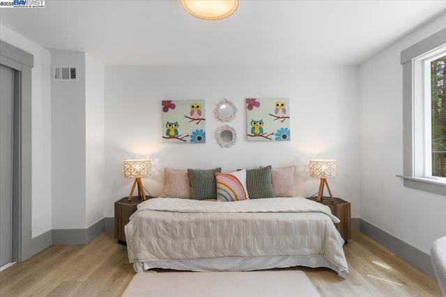 689 Santa Ray Ave, Oakland CA: https://media.crmls.org/mediaz/499f82c6-72c2-4e91-bed1-72afbc96be06.jpg