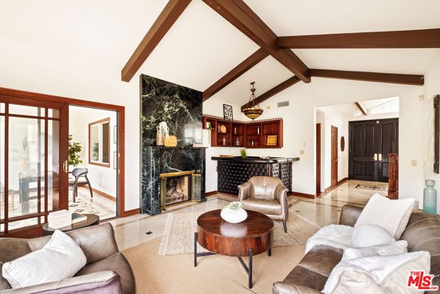 2617 Sleepy Hollow Place, Glendale CA: https://media.crmls.org/mediaz/499f883f-2f60-48a2-83ad-edbbecf39452.jpg