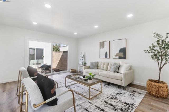 37690 Los Arboles Dr, Fremont CA: https://media.crmls.org/mediaz/49a0229e-6cca-4340-8667-073a29a42631.jpg