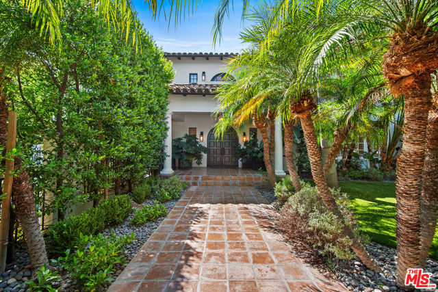 9928 Toluca Lake Avenue, Toluca Lake CA: https://media.crmls.org/mediaz/49a047a9-7520-4412-bed1-c16386e8cad1.jpg