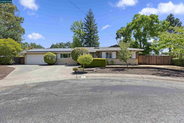 10 Maureen Ct, Pleasant Hill CA: https://media.crmls.org/mediaz/49a0ae69-93fd-4195-a002-5c1991403e90.jpg