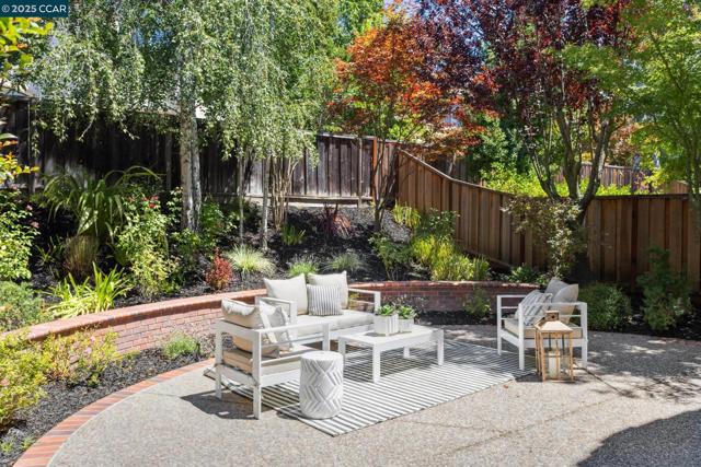 24 Volterra Ct, Danville CA: https://media.crmls.org/mediaz/49a0ae79-6b5c-4a8f-806b-f922b59c6e1c.jpg