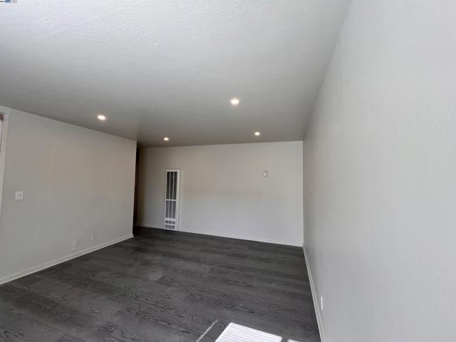 2119 94Th Ave, Oakland CA: https://media.crmls.org/mediaz/49a11762-2d32-4bfb-bd74-0f0b507123cb.jpg