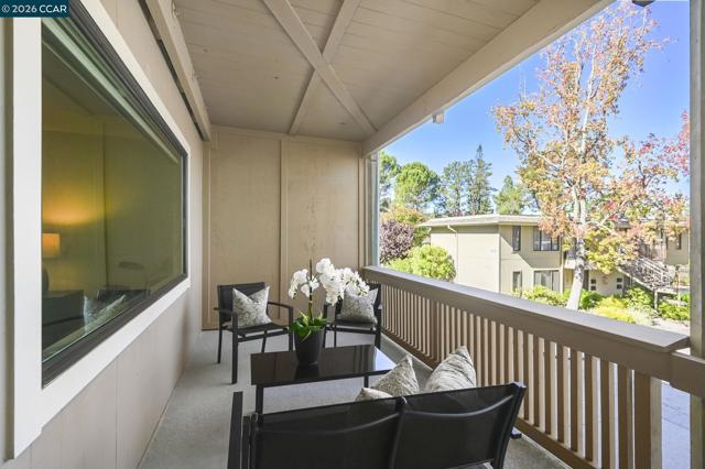 1508 Canyonwood Ct, Walnut Creek CA: https://media.crmls.org/mediaz/49a11f2a-3617-40d0-b49b-01a82174bda4.jpg