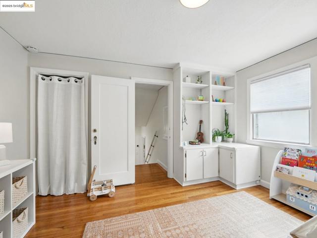 3712 Maple AVE, Oakland CA: https://media.crmls.org/mediaz/49a14d1e-ef2d-47ec-a011-f1bb6c0ff508.jpg