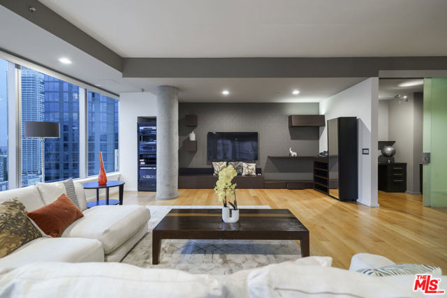 1155 S Grand Avenue, Los Angeles CA: https://media.crmls.org/mediaz/49a1629f-d17b-46ff-a62b-a1b21c2aede4.jpg