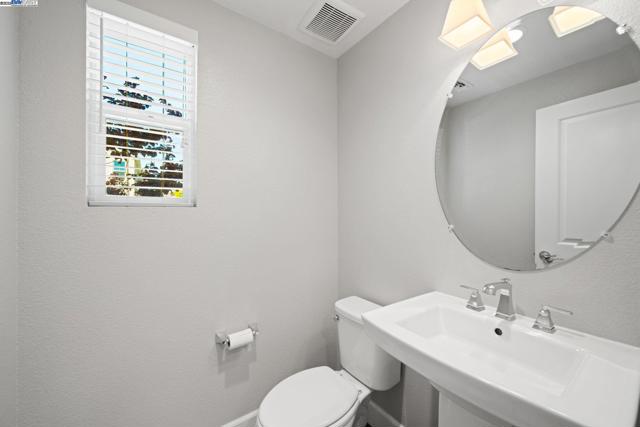 8563 Schooner Way, Newark CA: https://media.crmls.org/mediaz/49a1bf10-4d08-404c-9d04-d6e1bf8bbe95.jpg