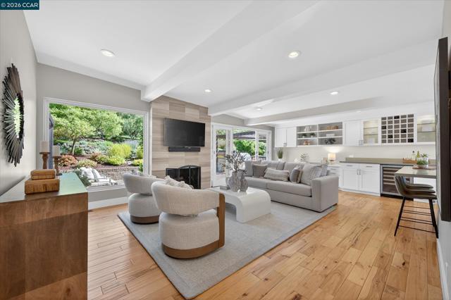 31 Ivy Dr, Orinda CA: https://media.crmls.org/mediaz/49a1db54-fc5a-4355-bf6d-f4ce0c2201ba.jpg