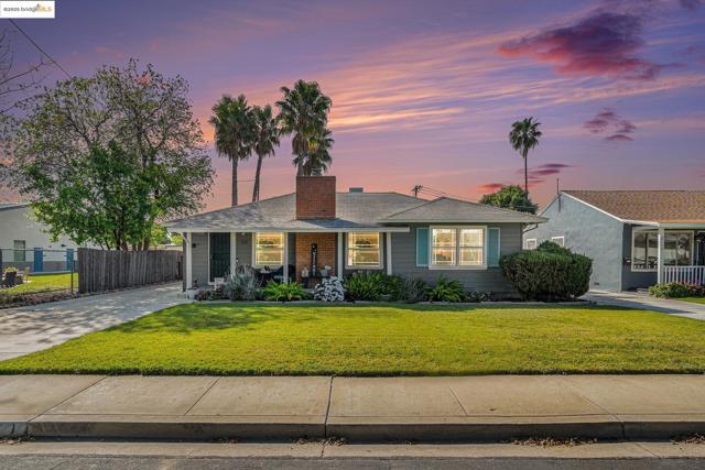 210 Delta Ave, Brentwood CA: https://media.crmls.org/mediaz/49a1ebc1-d58d-4c10-beb7-64a4003b4587.jpg