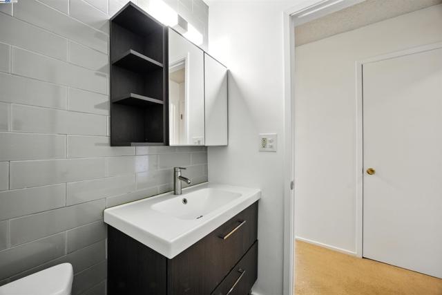 1321 Webster St, Alameda CA: https://media.crmls.org/mediaz/49a2e3ab-f3c1-43d2-8a27-406dc11076b2.jpg