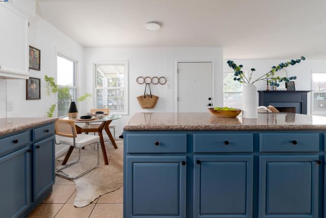 10906 Reposo Dr, Oakland CA: https://media.crmls.org/mediaz/49a37784-4692-4e1c-9ad5-77f398534635.jpg