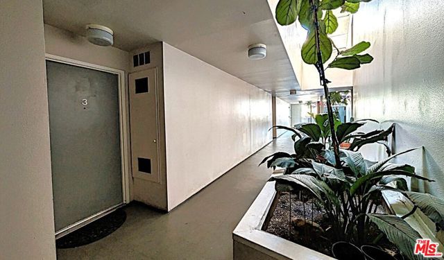 960 Sanborn Avenue, Los Angeles CA: https://media.crmls.org/mediaz/49a3f65d-304a-4c1b-959b-cd98ab51903a.jpg