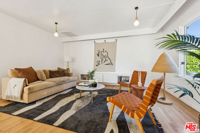 1491 Oak Grove Drive, Los Angeles CA: https://media.crmls.org/mediaz/49a46281-a576-4bf8-b282-8517e00d7df4.jpg