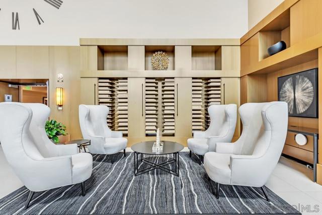 700 W E St, San Diego CA: https://media.crmls.org/mediaz/49a6488d-06d0-47f7-864a-53604e06d396.jpg