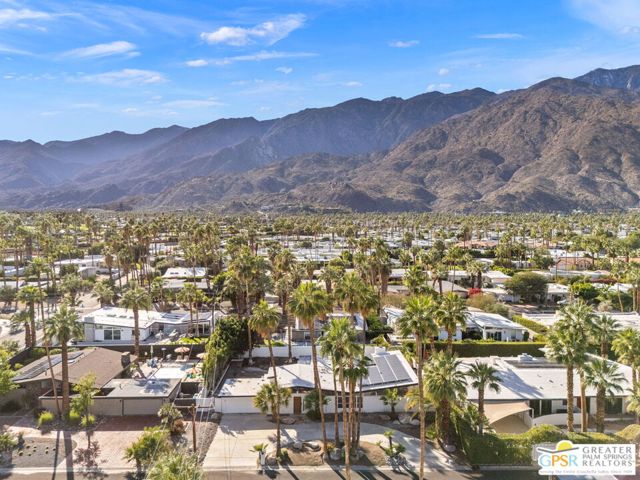 1983 S Yucca Place, Palm Springs CA: https://media.crmls.org/mediaz/49a686c6-8285-4fb4-8862-7cb9126fdb92.jpg