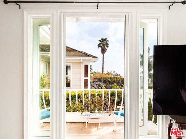 2113 Stoney Hill Road, Los Angeles CA: https://media.crmls.org/mediaz/49a7275a-e92e-4f6f-b95a-a975bfd448e7.jpg