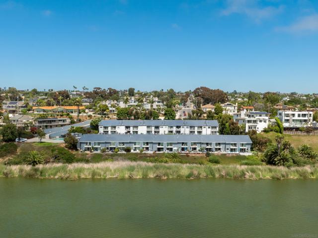 2399 Jefferson St, Carlsbad CA: https://media.crmls.org/mediaz/49a72c4a-4581-4b4c-9244-67c996048e41.jpg