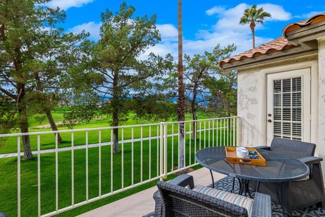 285 Desert Falls E Drive, Palm Desert CA: https://media.crmls.org/mediaz/49a76d0a-2b1b-41dc-91ef-f77591ca445b.jpg